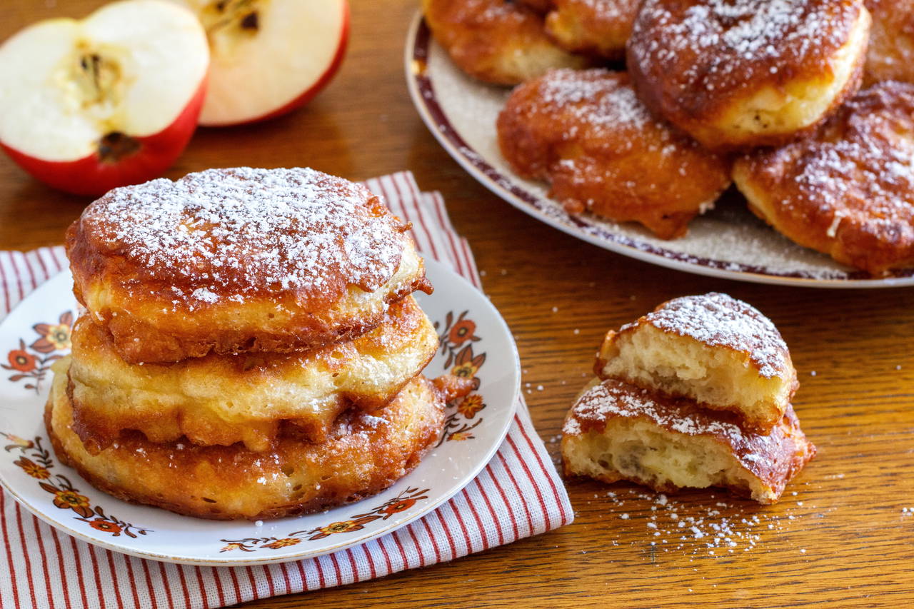 Kahvaltı sofralarına tatlı bir dokunuş: Elmalı pankek tarifi