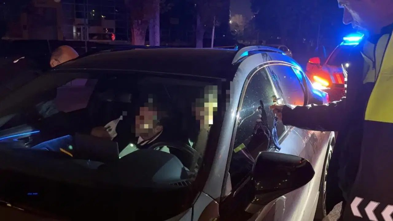 O anlar kamerada: Kırmızı ışıkta beklerken uyuyakaldılar