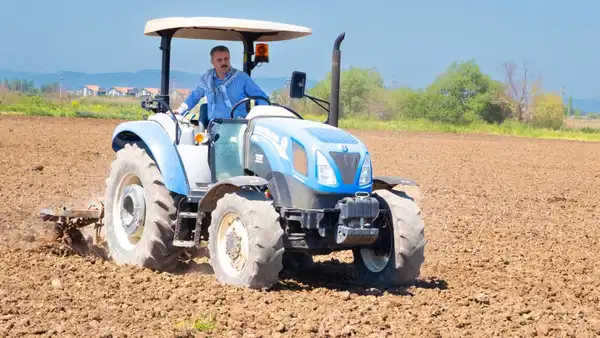 Başkan Adil Kırgöz traktör başında