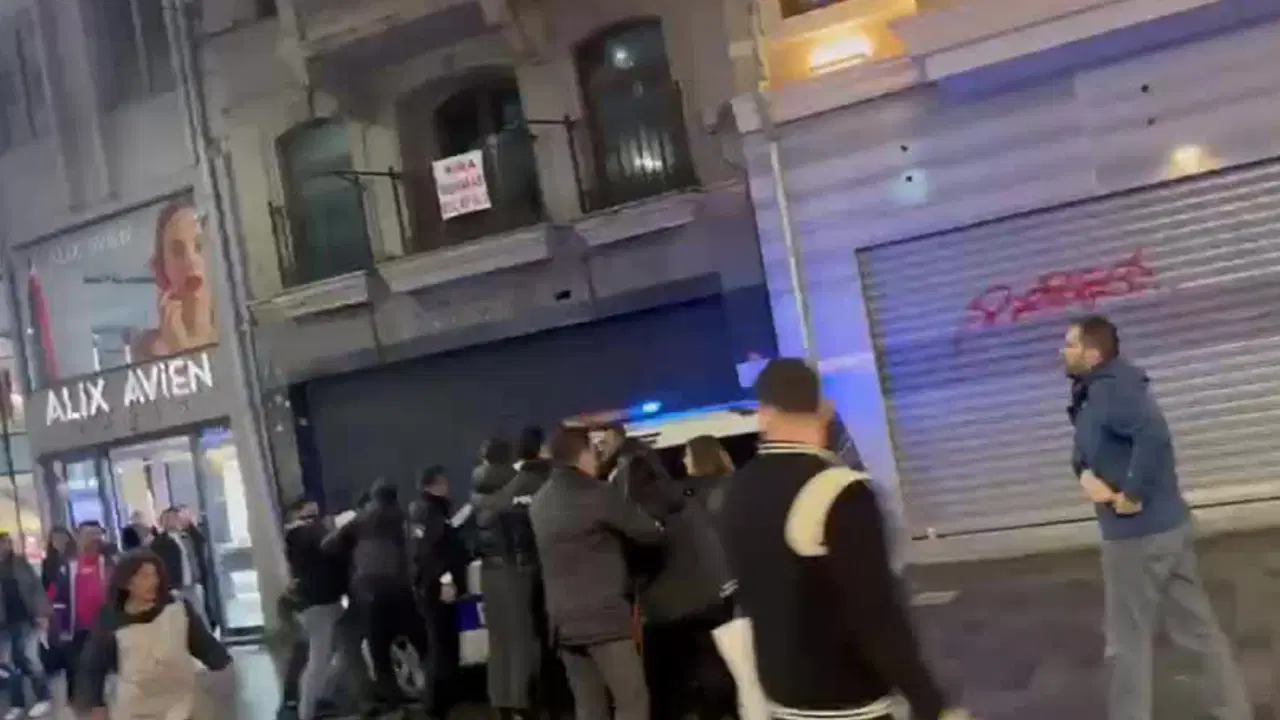 Öğrencilerden İstiklal Caddesi’nde protesto… Polis müdahale etti: Gözaltılar var!