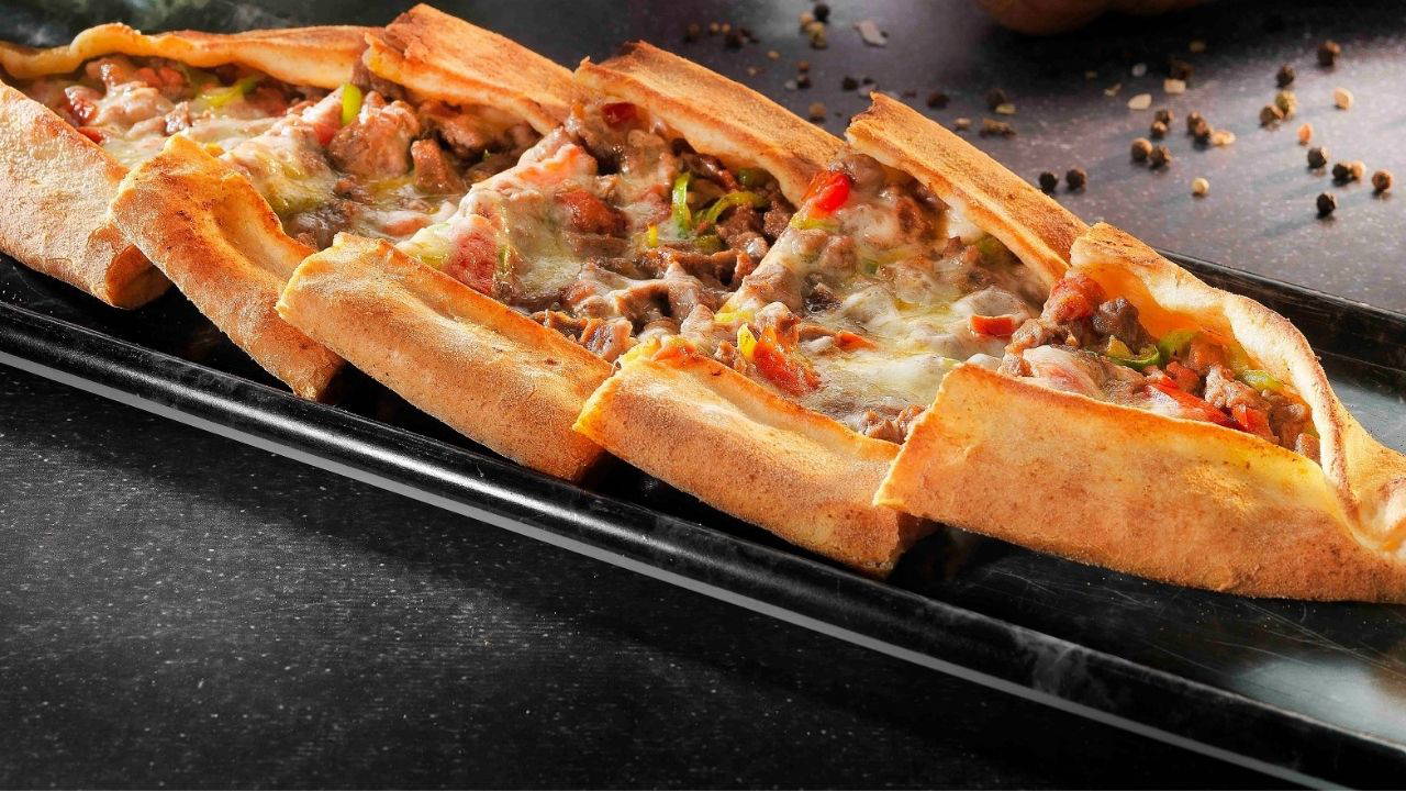 Taş fırın lezzeti mutfağınıza taşıyan tarif: Kuşbaşılı kaşarlı pide tarifi