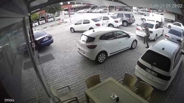 Adana'da Oto Galerisine Silahlı Saldırı: Araçlar Hasar Gördü, Şüpheli Firarda