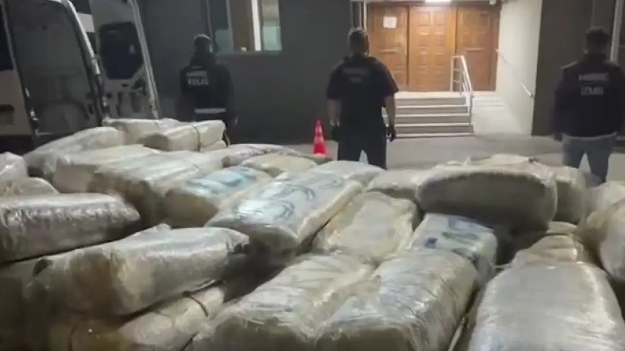 İzmir'de arama yapılan araçta 1,3 ton uyuşturucu madde ele geçirildi