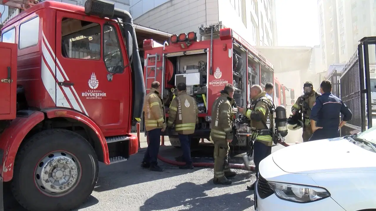 Küçükçekmece'de kapalı otoparkta korkutan yangın! Elektrikli araç yandı: Çalışanlar tahliye edildi