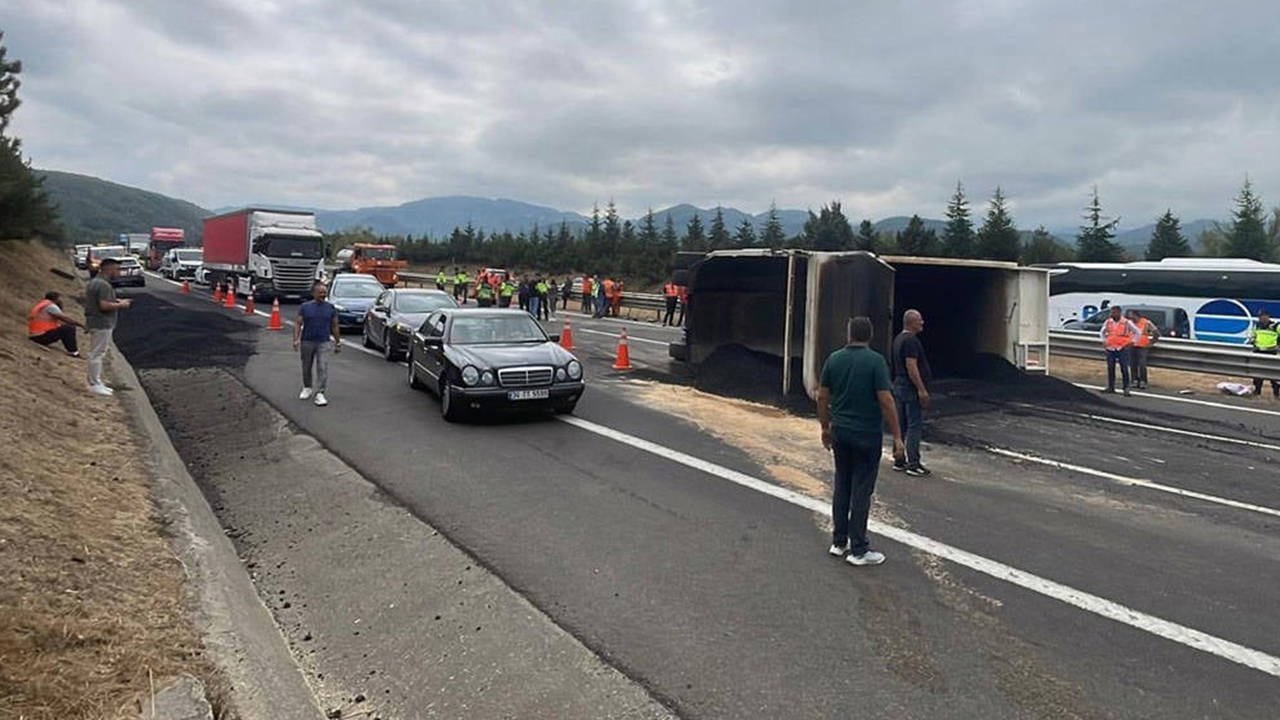 İstanbul yönü ulaşıma kapandı: Anadolu Otoyolu'nda kaza!