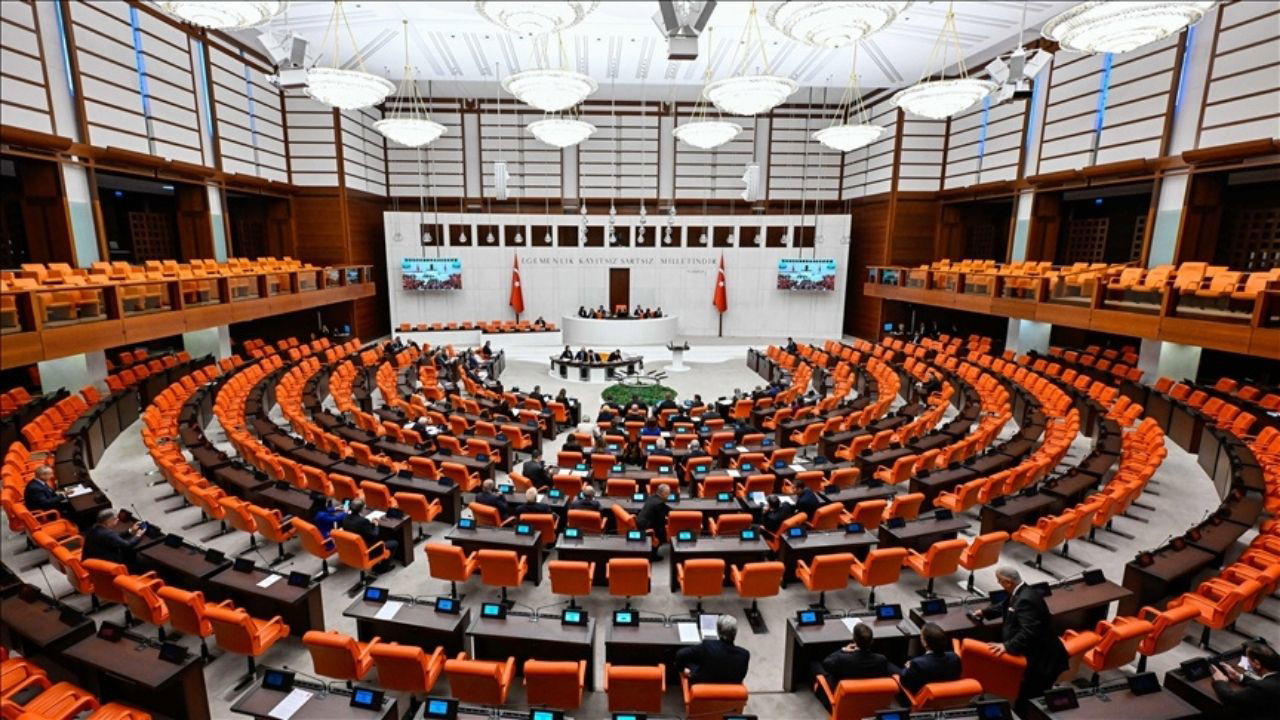 AKP, Bahçeli'nin komisyon önerisine temkinli mi yaklaşıyor?