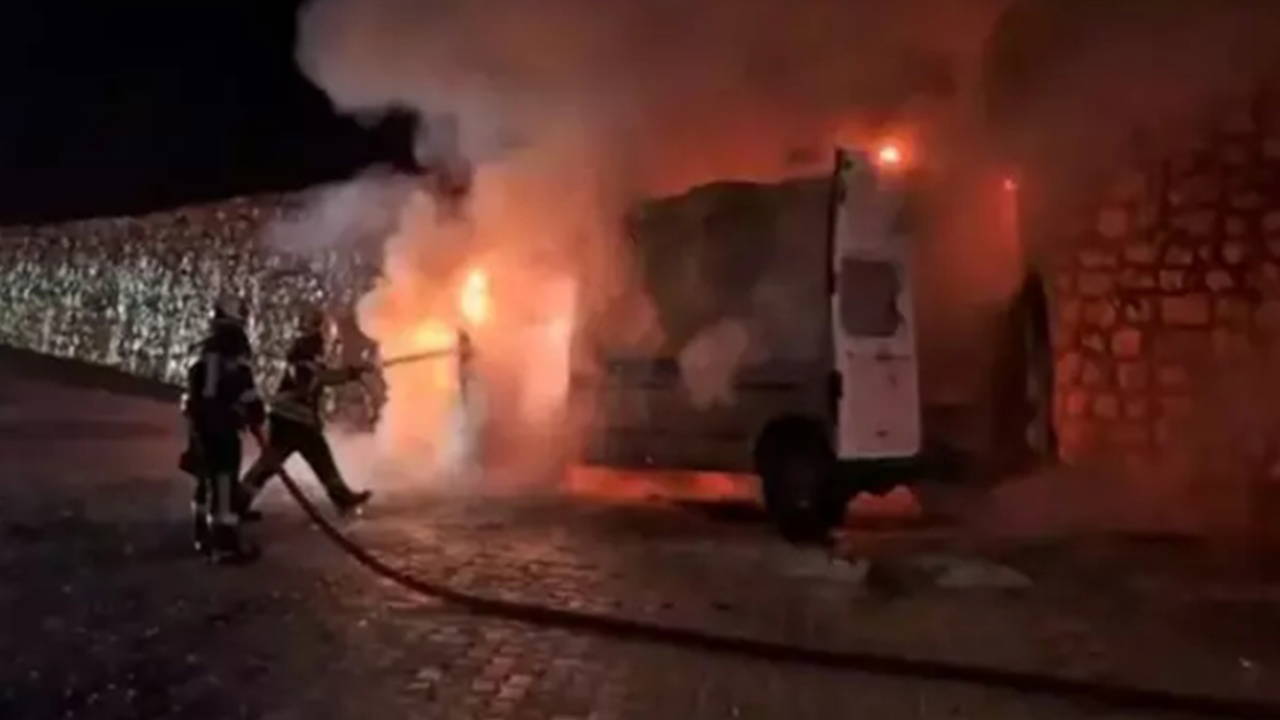 Hasta nakil aracı alev aldı: Yatalak hasta kurtarıldı