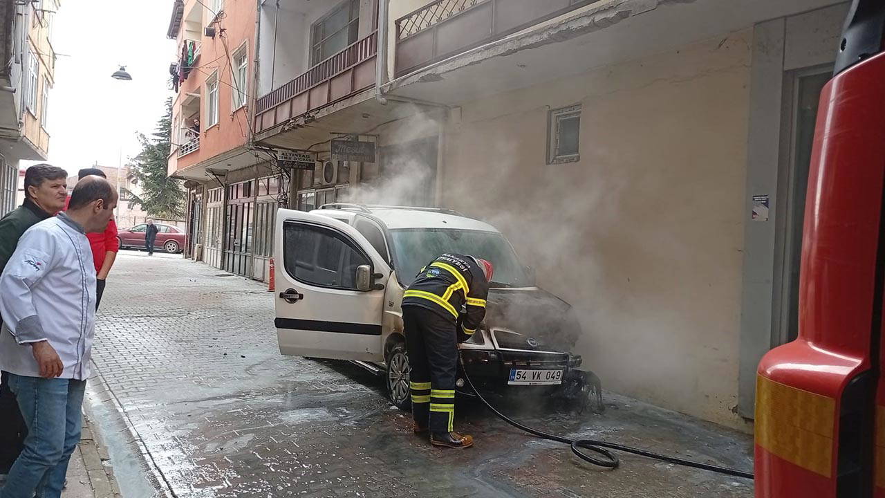 Park halindeki otomobilde çıkan yangın söndürüldü