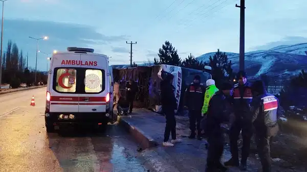 Burdur'da feci kaza... Yolcu otobüsü devrildi: 12 yaralı