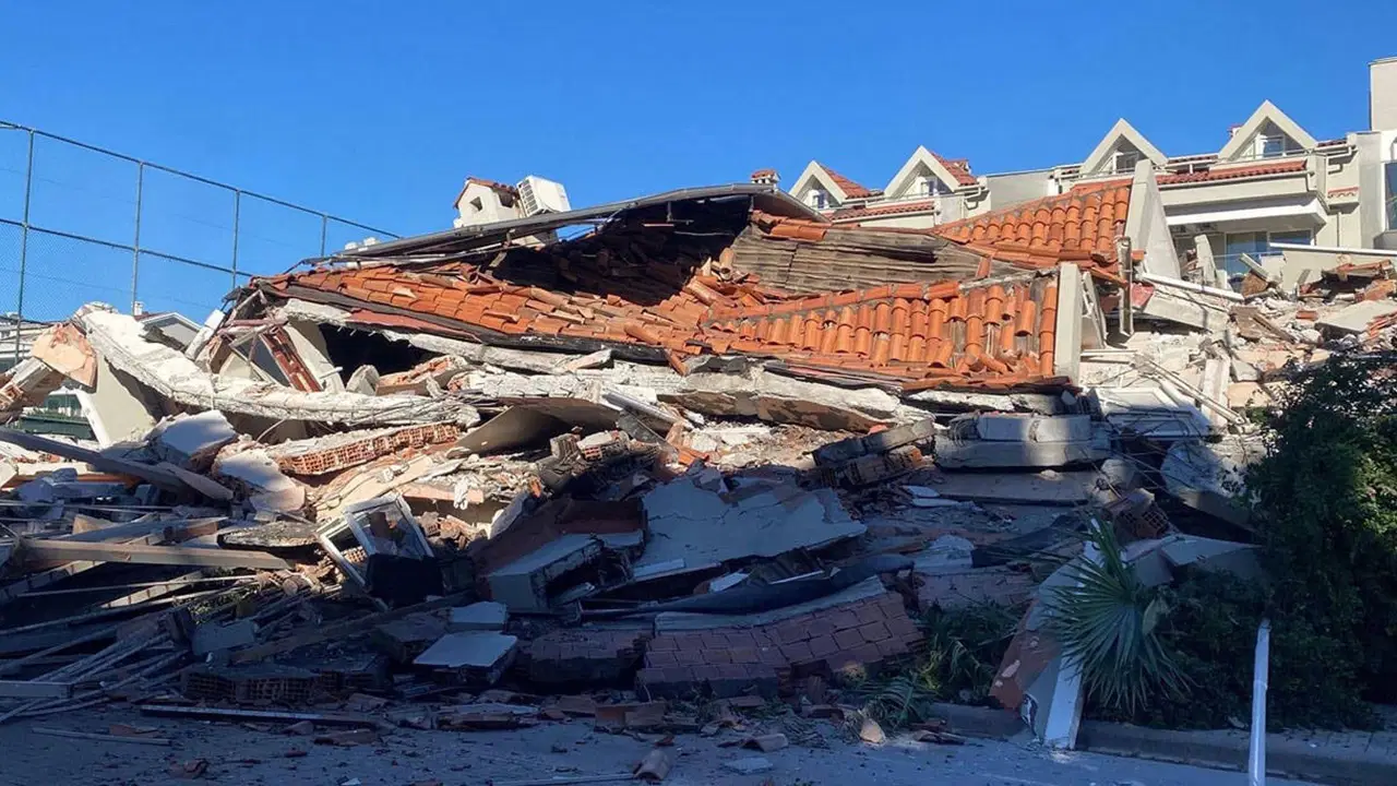 Marmaris'te tadilattaki 5 katlı otel çöktü