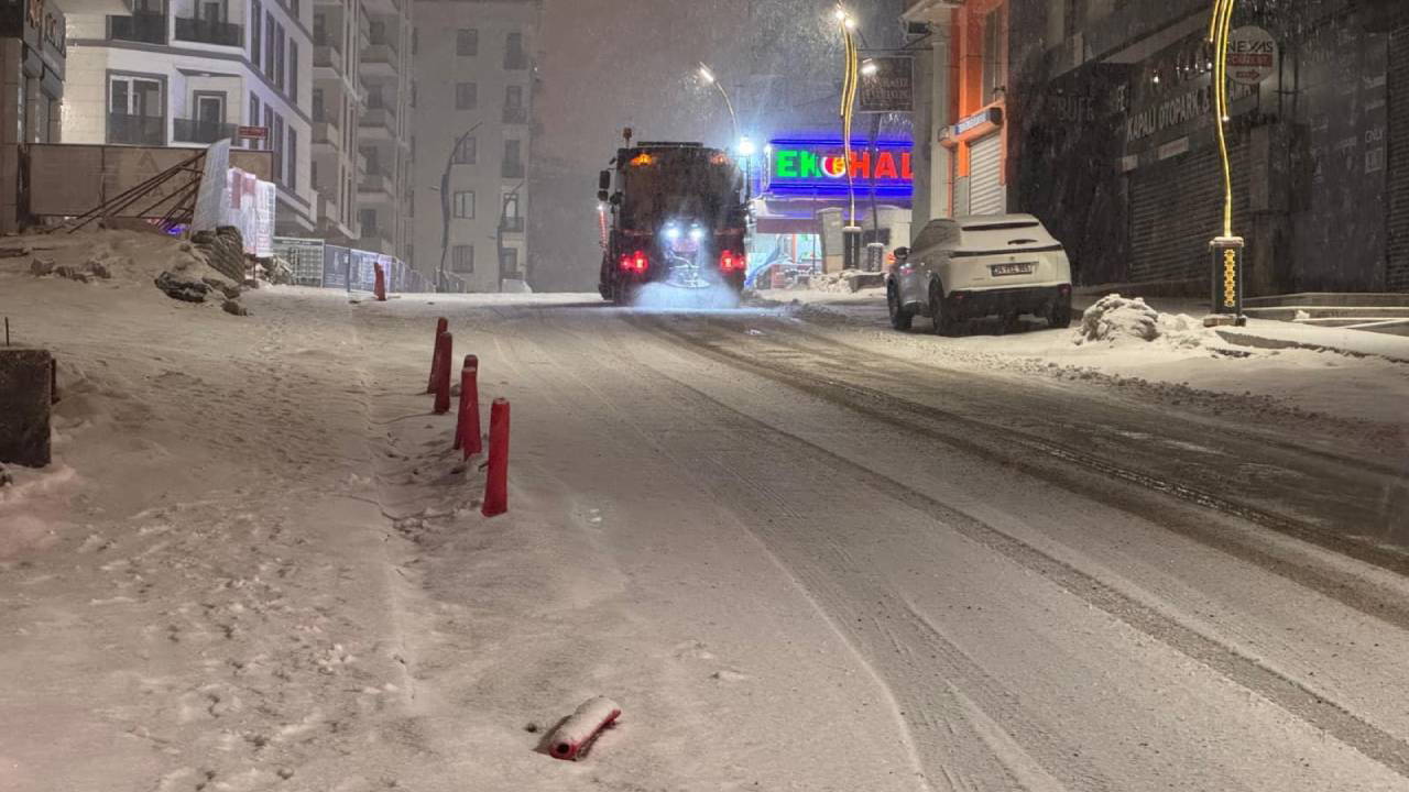 Van'da 143 yerleşim yerinin yolu kardan kapandı