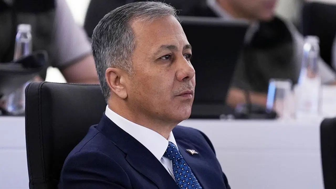 Eski bakan Ali Yerlikaya'dan o iddiaya zehir zemberek yanıt: 'Zihni bozuk trol!'