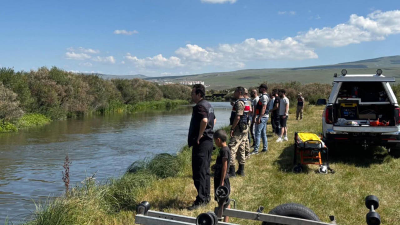 Atıyla Kura Nehri’ne giren çoban batağa saplandı: Arama çalışmaları sürüyor