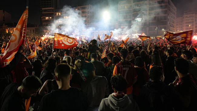 Taraftarlar meydanlara akın etti