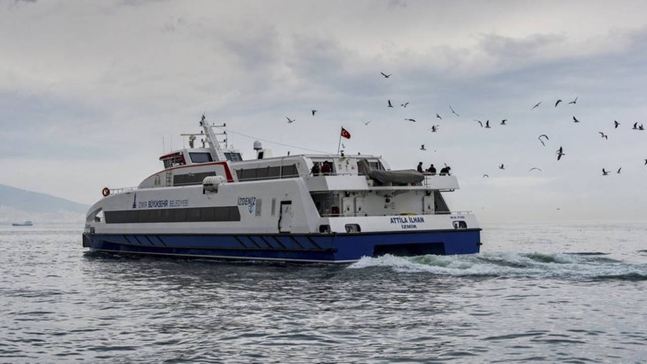İzmir'de vapur seferlerine 'fırtına' engeli!