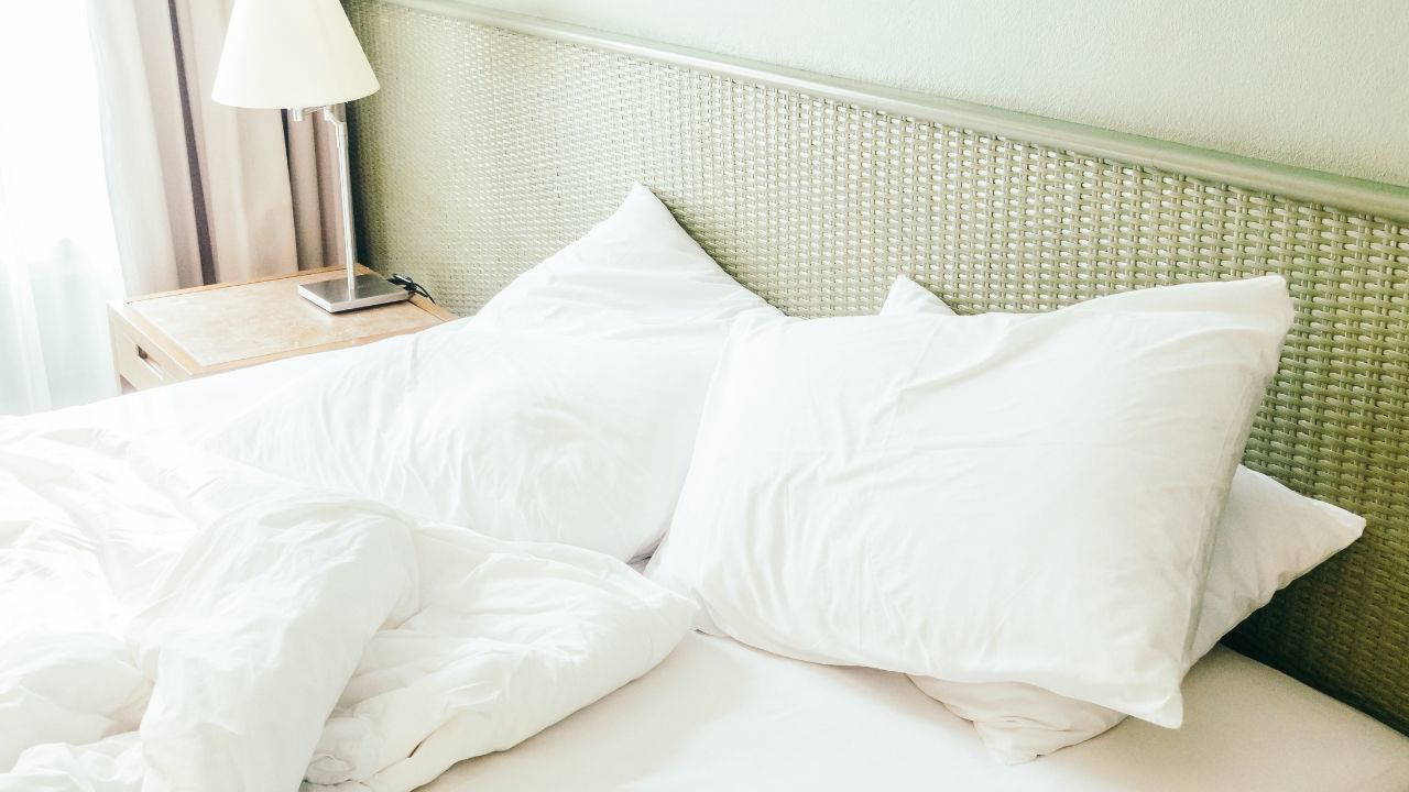 Yastığınızın kullanım ömrü dolmuş olabilir: 2 yıldan eski yastıklar 'bakteri yuvası'na dönüşüyor...