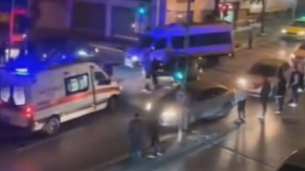 Bayrampaşa'da yolcu otobüsü ile otomobil çarpıştı: 3 yaralı