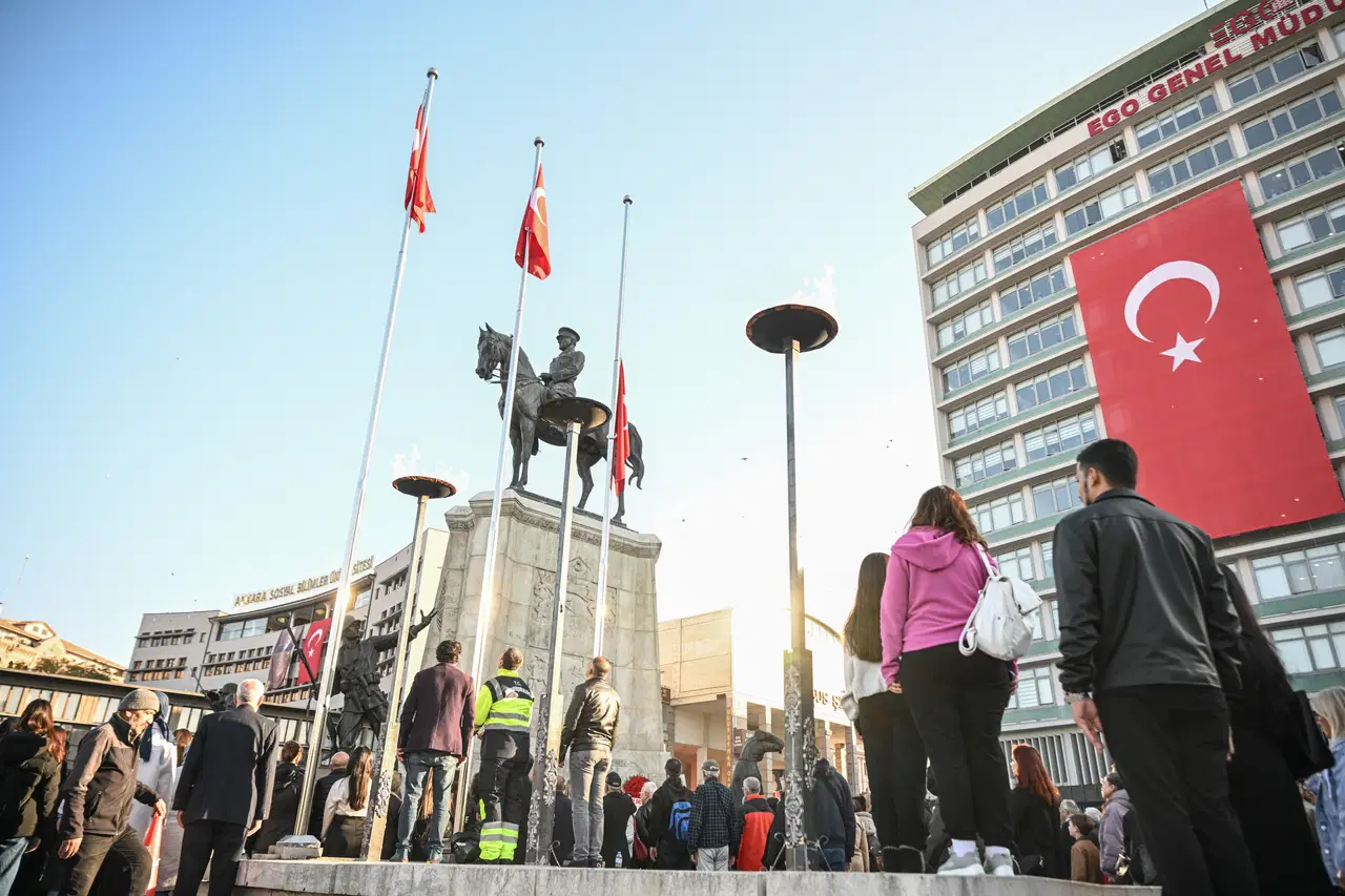 81 ilde saat 9'u 5 geçe hayat durdu... Sonsuz minnet, sonsuz sevgi: Türkiye Ata'sını özlemle andı