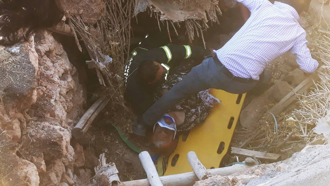 Adıyaman'da panik anları: Bir kişi dam göçüğünde mahsur kaldı!