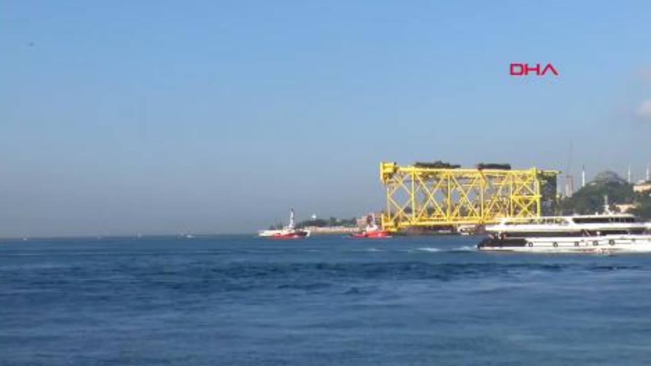 350 metrelik dev platform İstanbul Boğazı'nda: Gemi trafiği durduruldu