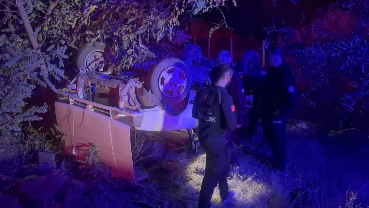 Polisin 'dur' ihtarına uymadı, şarampole uçtu: Yaralılar var!