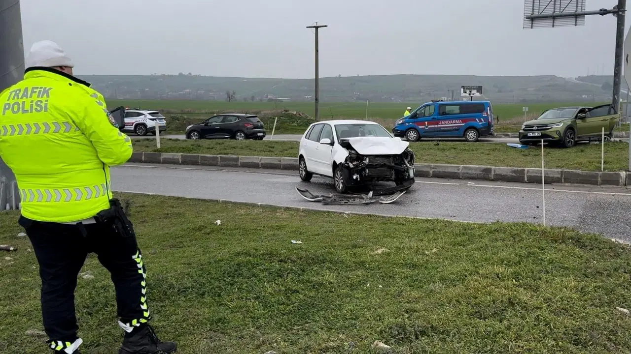 Edirne'de otomobiller çarpıştı: Yarlılar var!