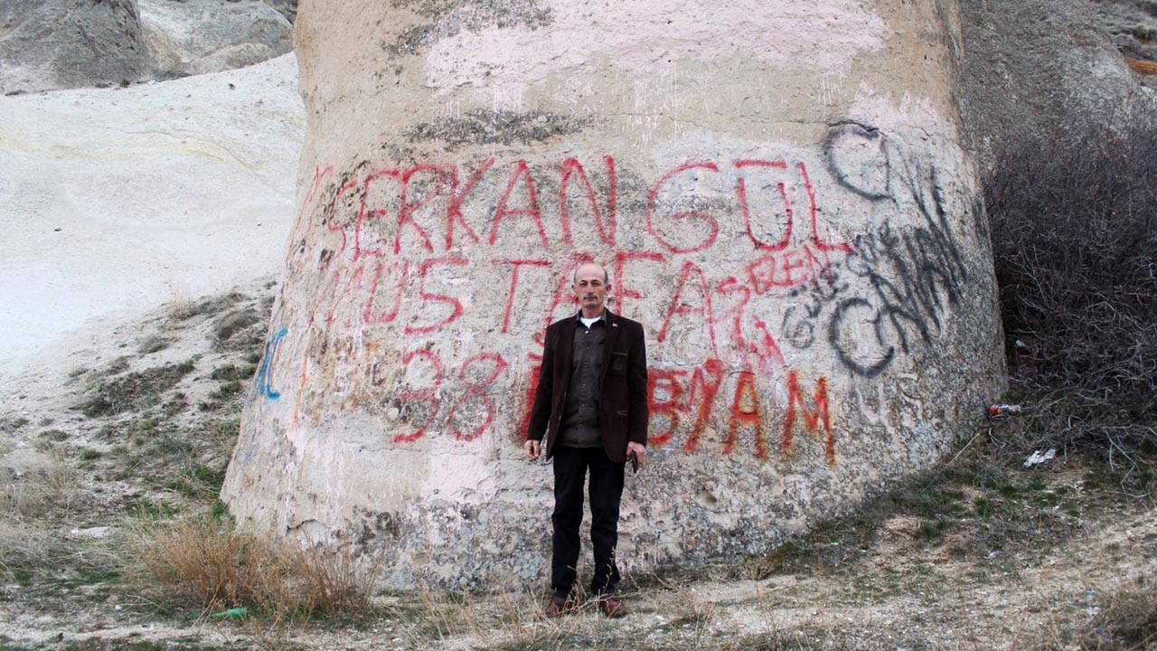 Kapadokya’nın girişinde 'sprey boya' ayıbı: Doğa harikası peribacalarını bu hale getirdiler!