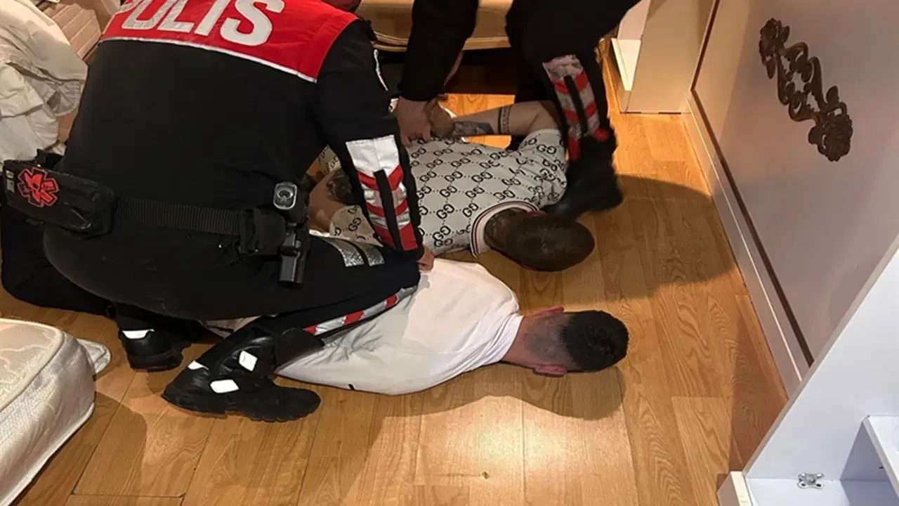 Beşiktaş’ta otel odasına baskın: Yatağın altından 3 silah ve onlarca mermi çıktı