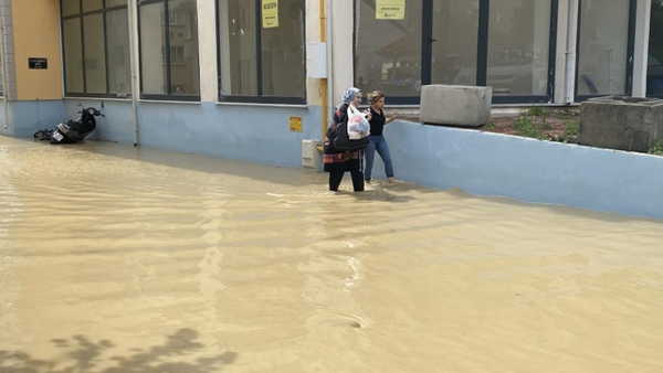 Kastamonu’da sağanak kabusa döndü: 12 kişi tahliye edildi, 6 köy yolu ulaşıma kapandı