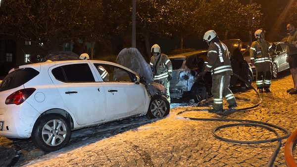 Beşiktaş'ta yangın: 4 otomobil alev alev yandı!