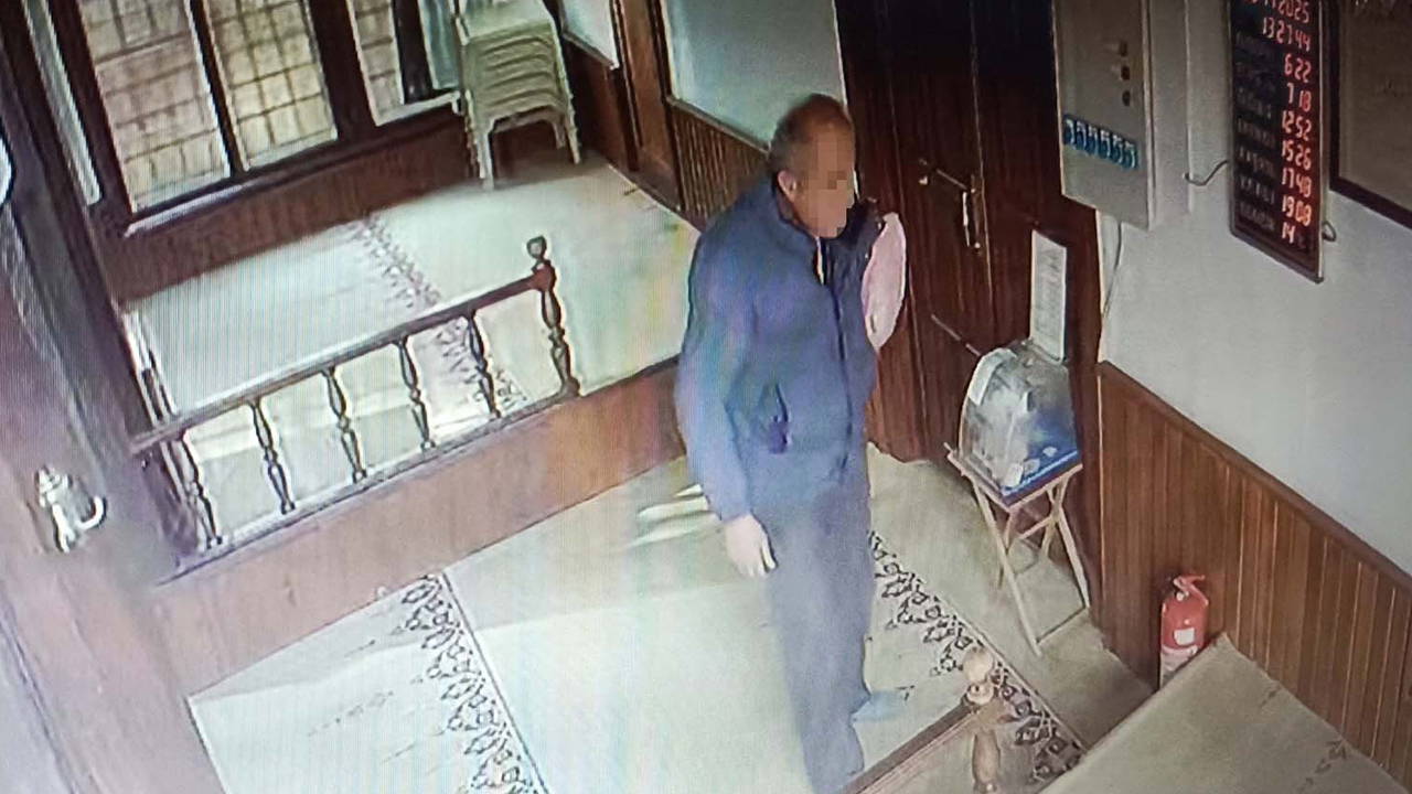 Camideki sadaka kutusunu çaldı: Kameraya yakalandı
