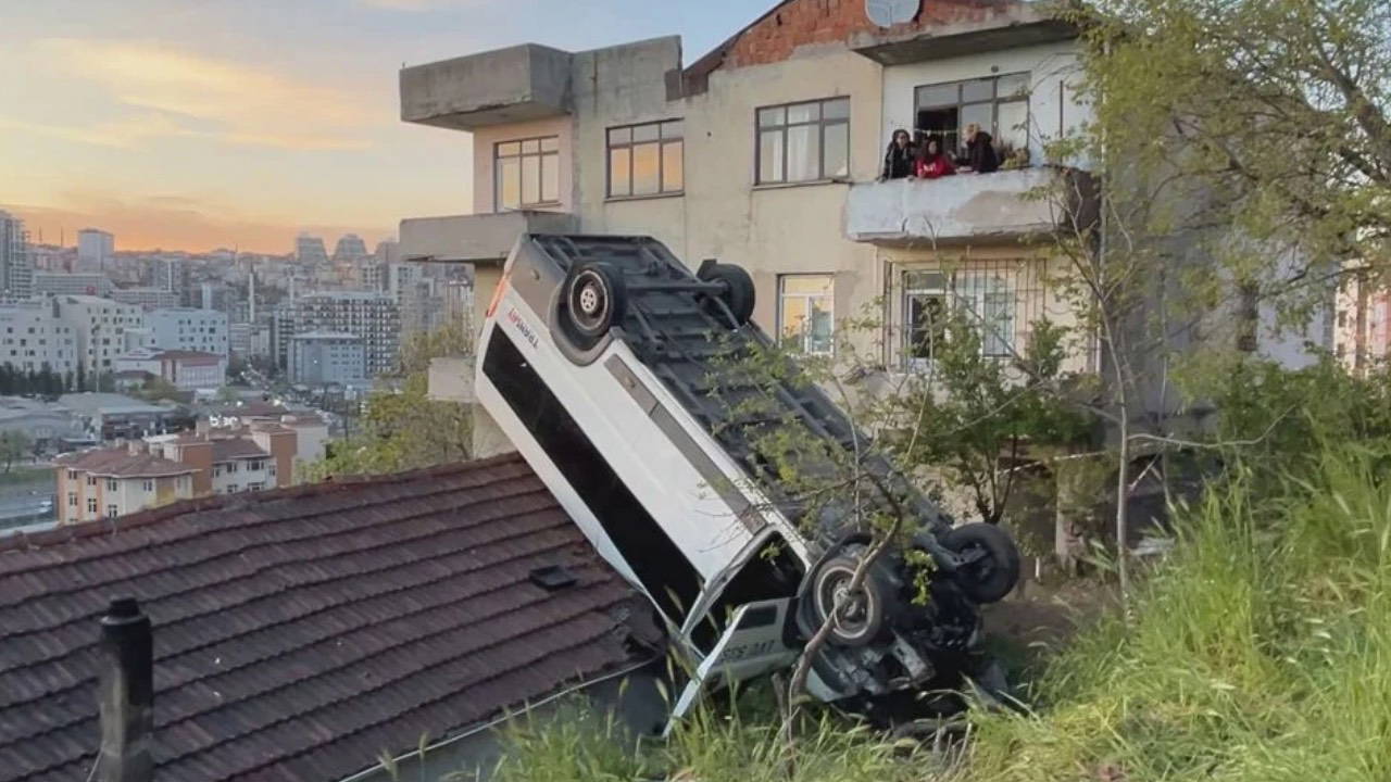Kağıthane’de okul servisi takla atıp evin çatısına düştü