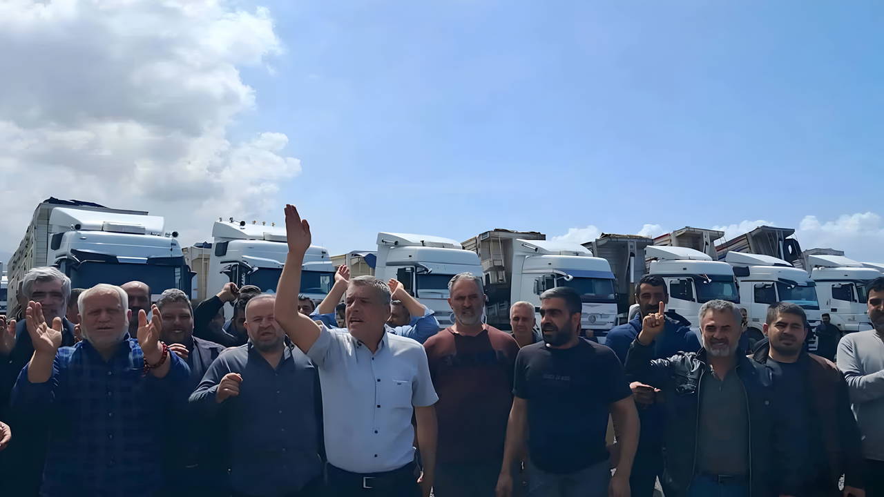 Hatay’dan Irak’a yük taşıyan 800 TIR şoförü kontak kapattı!