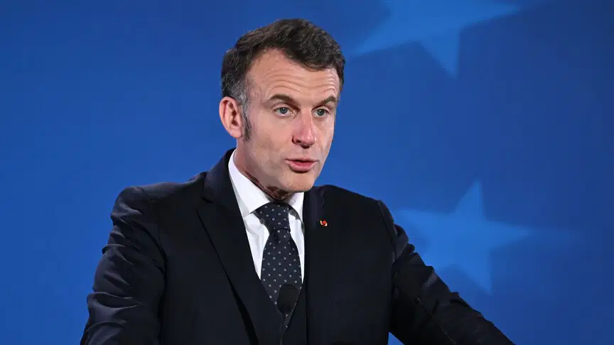 Macron sahneye yürüdü, salonu uyardı