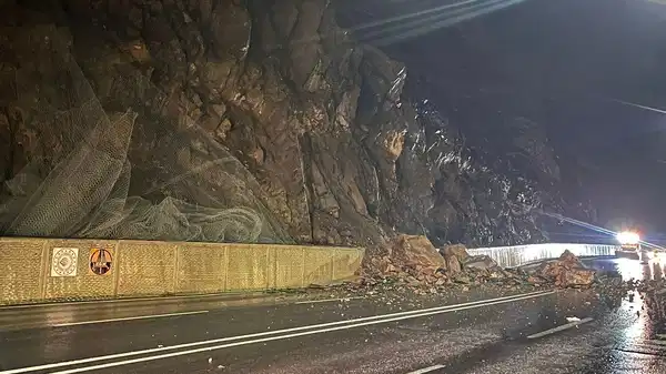 Hakkari’de yağmur sonrası heyelan oluştu: Dev kayalar yola savruldu!