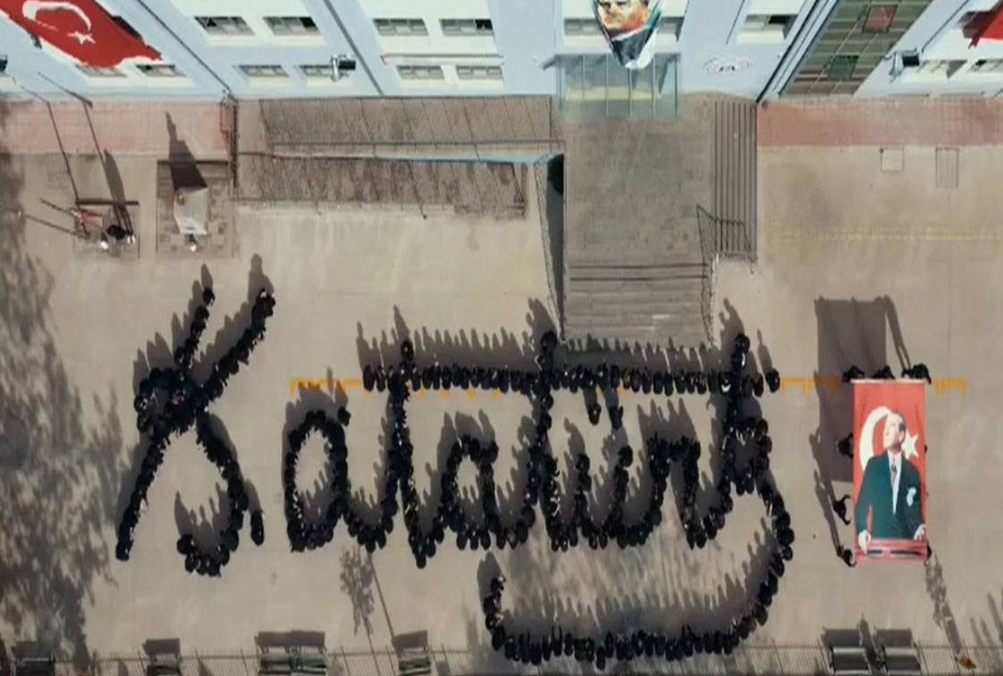 Bursa’da öğrencilerden duygulandıran '10 Kasım' koreografisi: Atatürk imzası ve 1938 yılı canlandırıldı