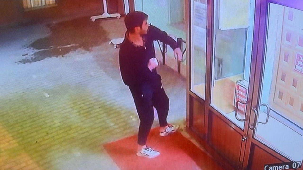 Cami kapısına vurduğu gerekçesiyle tutuklama