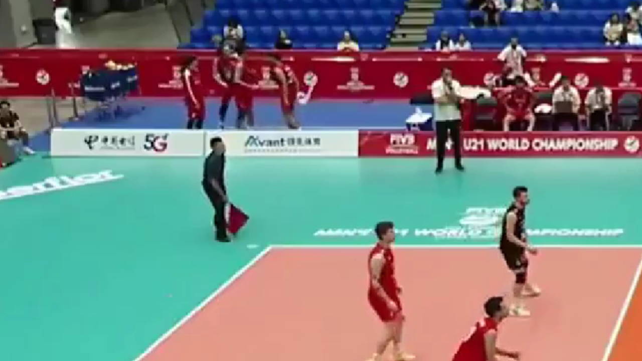 Milli maçta yumruklu kavga çıktı: Oyuncular birbirine girdi!