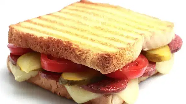 Bol malzemeli efsane lezzet: Yengen tost tarifi