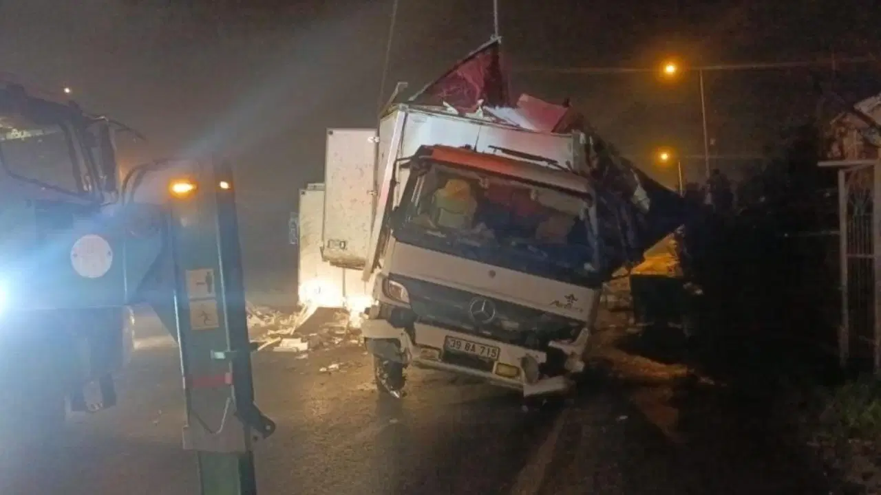 Büyükçekmece’de 8 ton hamsi taşıyan kamyon takla attı: O anlar kamerada