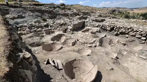 8 bin yıllık Hattuşa Antik Kenti'nde heyecanlandıran keşif: 3 bin 800 yıllık küpler gün yüzüne çıkarıldı