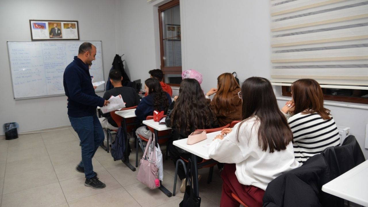 Kahramankazan Belediyesinden YKS öğrencilerine kitap desteği