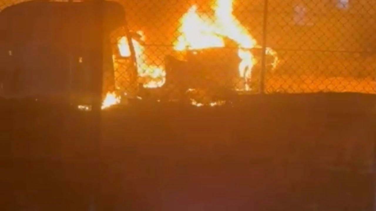 Mardin'de hurda araç deposunda yangın