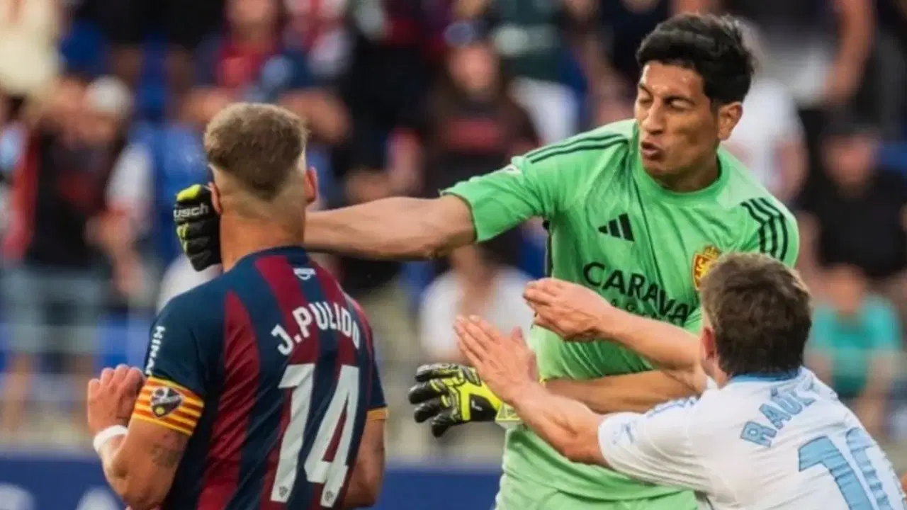Rakibine yumruk atmıştı: Arjantinli kaleci Esteban Andrada'ya rekor ceza!