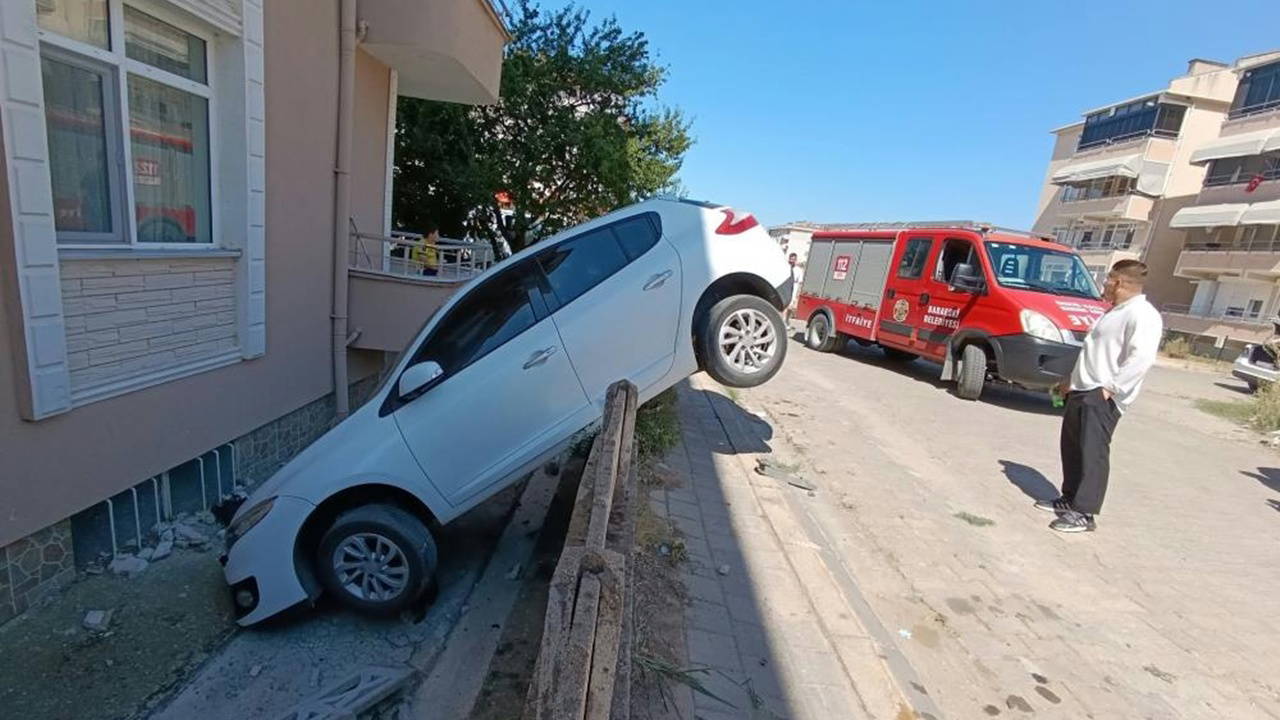 Otomobil kontrolden çıktı: Bahçe duvarına asılı kaldı