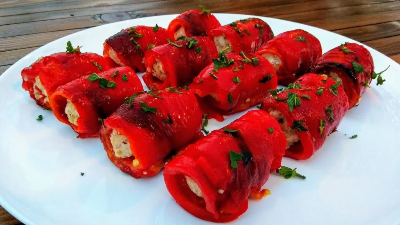 Renkli sofraların vazgeçilmezi: Peynirli kırmızı biber mezesi tarifi
