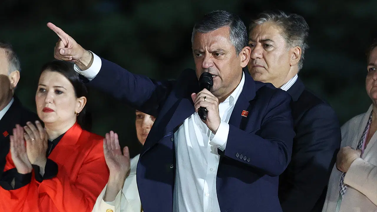 'Çağrıldığınızda gelmeye hazır mısınız?' demişti... Özgür Özel'den bu akşam için 'saat'li çağrı: 'Ülkesini seven herkesi direnmeye davet ediyorum!'