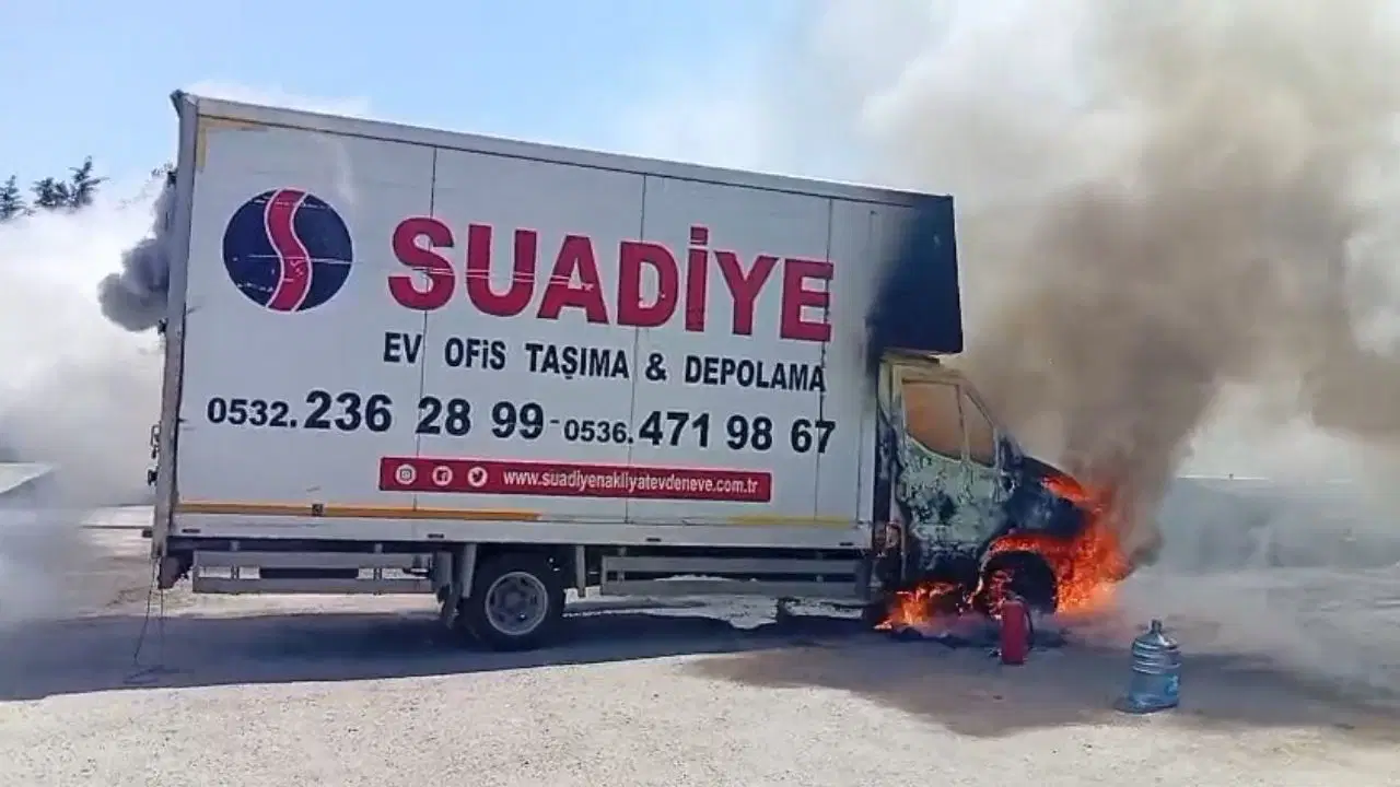 Ataşehir'de park halindeki kamyonet alev alev yandı