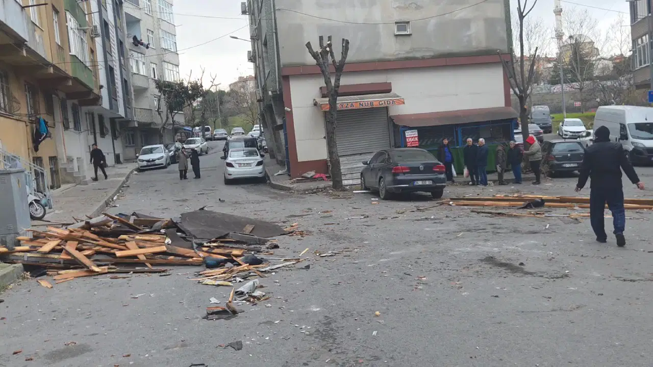 Gaziosmanpaşa'da çatı uçtu: 1 kişi yaralandı