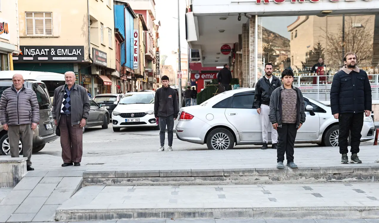 81 ilde saat 9'u 5 geçe hayat durdu... Sonsuz minnet, sonsuz sevgi: Türkiye Ata'sını özlemle andı